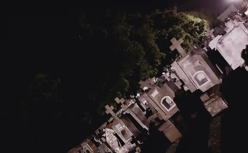 Noticias de Loberia. Explorando el misterioso cementerio de Lobería en una visita nocturna