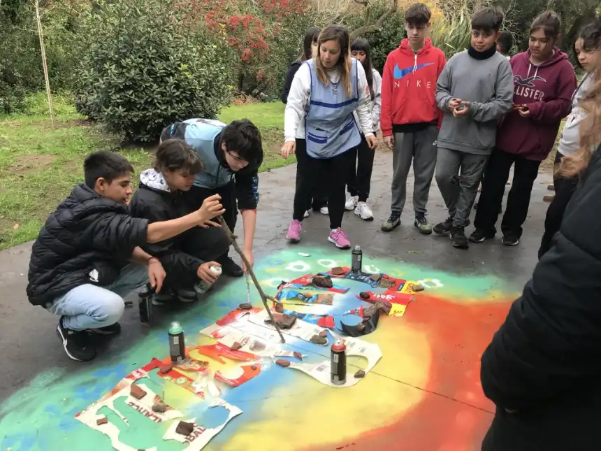 Noticias de Villa Gesell. Comenzó la intervención artística en el playón del museo del Veterano de Malvinas