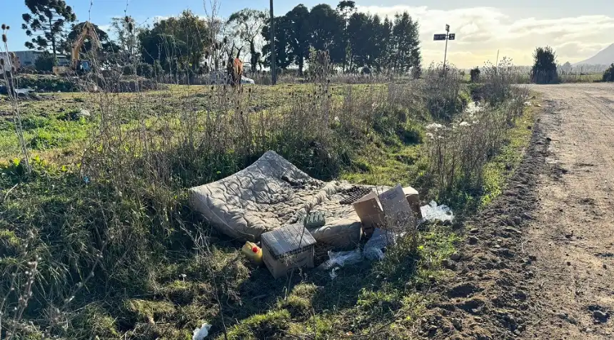 Noticias de Balcarce. Despejan cauce con de agua repleto de basura