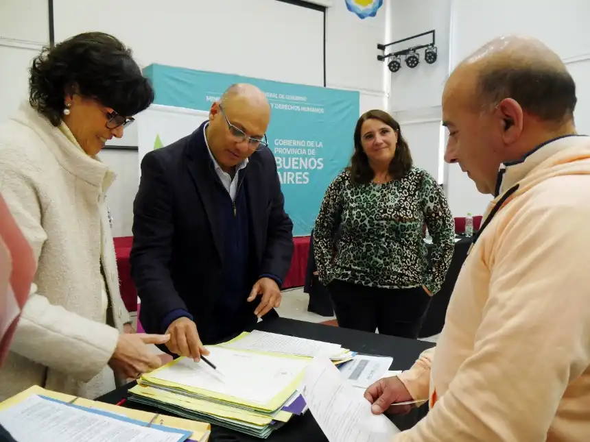 Noticias de Balcarce. Toma de firmas para 41 escrituras de viviendas