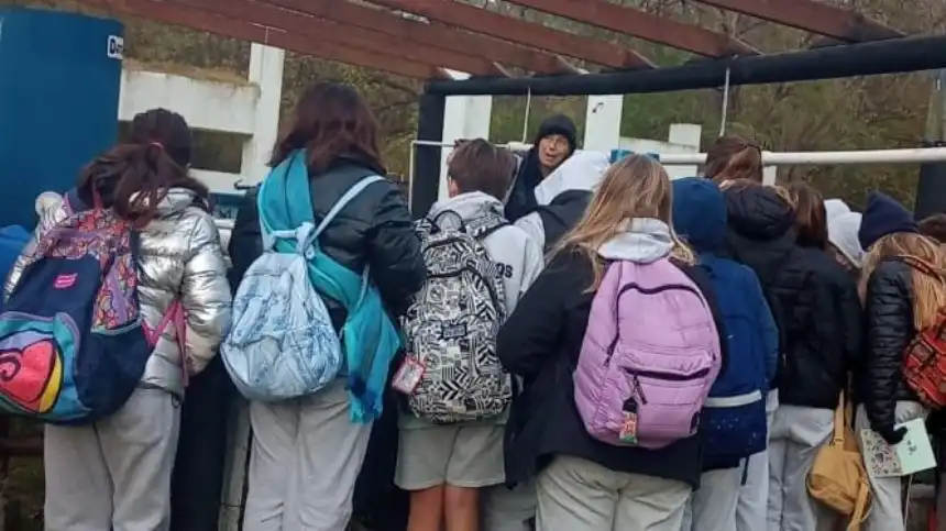 Noticias de Necochea. Alumnos del CEIA reforzaron su proyecto de investigación junto a técnicos de Piscicultura