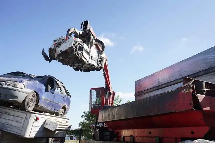 Noticias de Necochea. Comenzó la compactación de casi 700 vehículos secuestrados