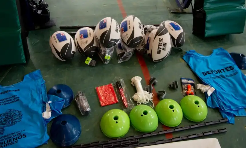 Noticias de Villa Gesell. Cristian Cardozo recorrió Villa Gesell y entregó becas deportivas a jóvenes talentos