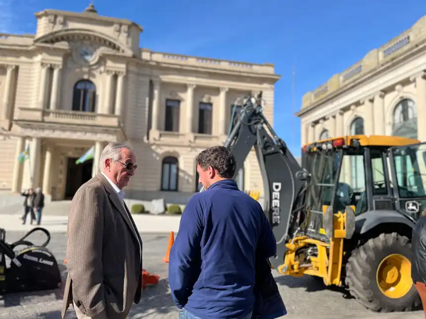Noticias de Tandil. El Municipio presentó maquinarias viales adquiridas para mantenimiento de calles y desagües