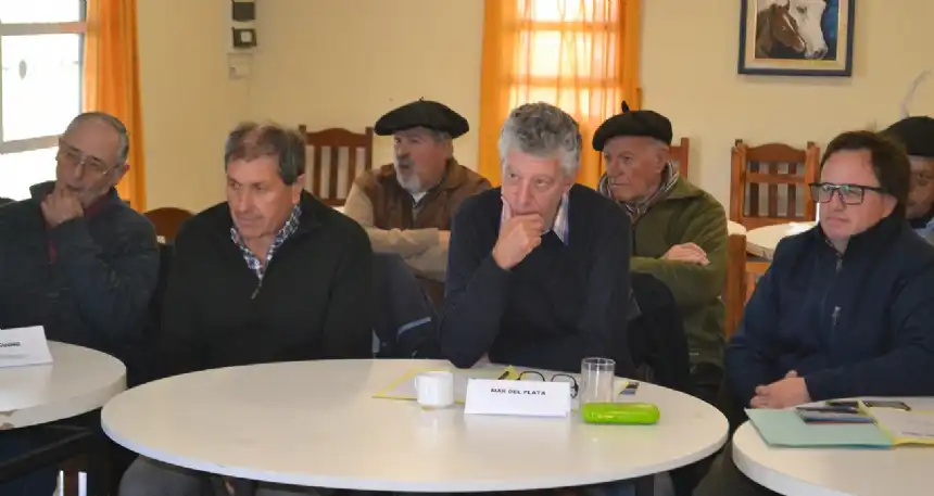 Noticias de Agro y Negocios. General Lavalle mostró un modelo exitoso de mantenimiento vial y gestión hídrica