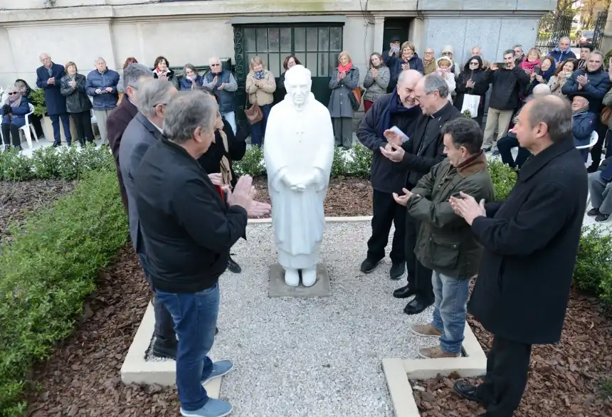 Noticias de Tandil. Homenaje en Tandil inauguran escultura del Padre Raúl Troncoso en el Paseo de las Personalidades