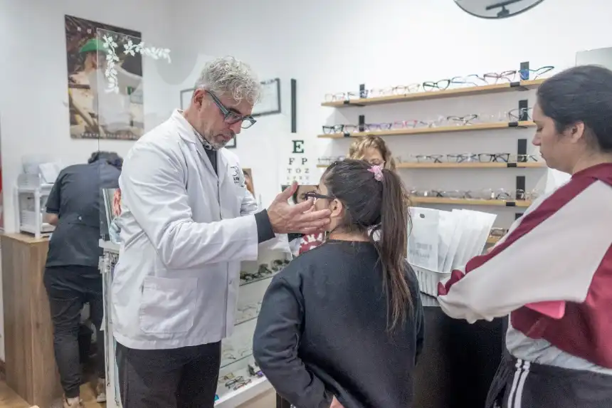 Noticias de Mar del Plata. Más de 2400 personas participaron en la campaña Salud Visual en tu Escuela en Mar del Plata