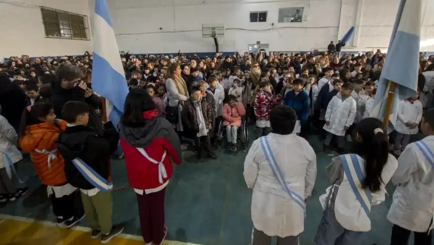 Noticias de Villa Gesell. Más de 700 alumnos geselinos prometieron lealtad a la Bandera en un emotivo acto patrio