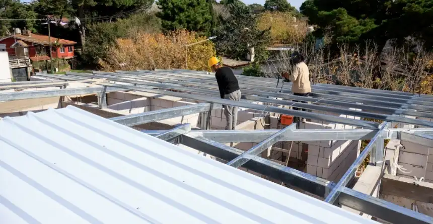 Noticias de Villa Gesell. Villa Gesell avanza la reforma del Hospital Municipal con nuevo techo y ampliaciones