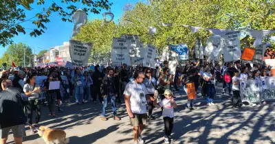 General Alvarado. Importante marcha en Miramar a 50 años del golpe militar