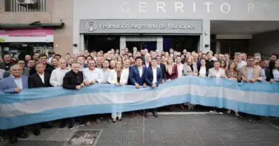 Kicillof lidera reclamo junto a intendentes por fondos y obras